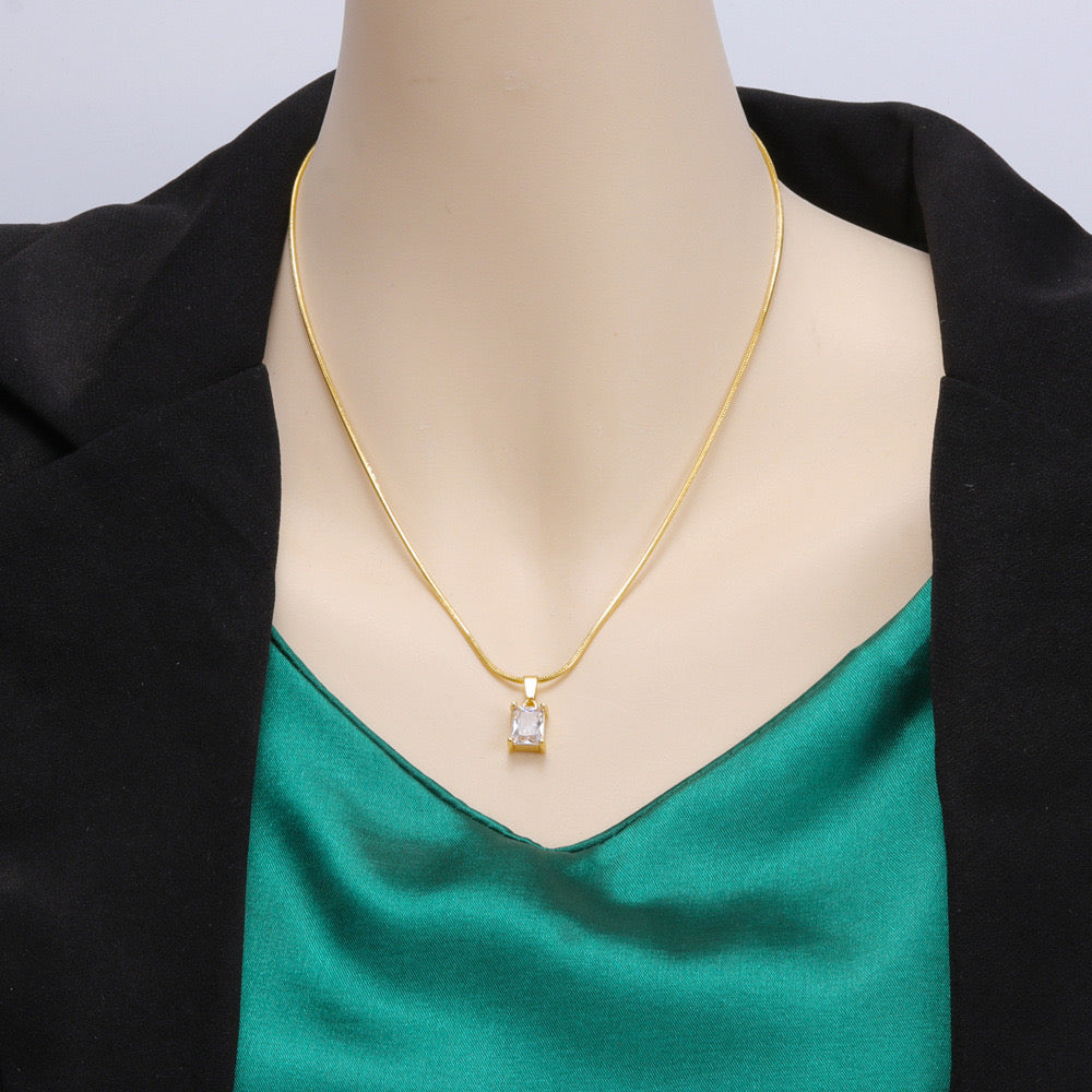 Elegant Gold Chain Necklace with Emerald Pendant – Stunning Jewelry for Women jltn0612