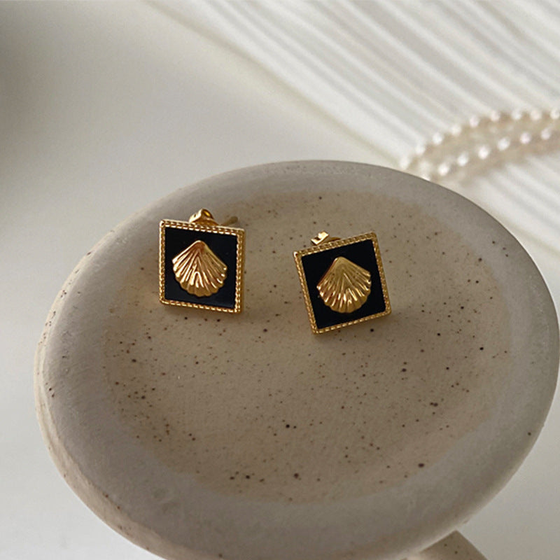 Justlilthings gold and black pin earring