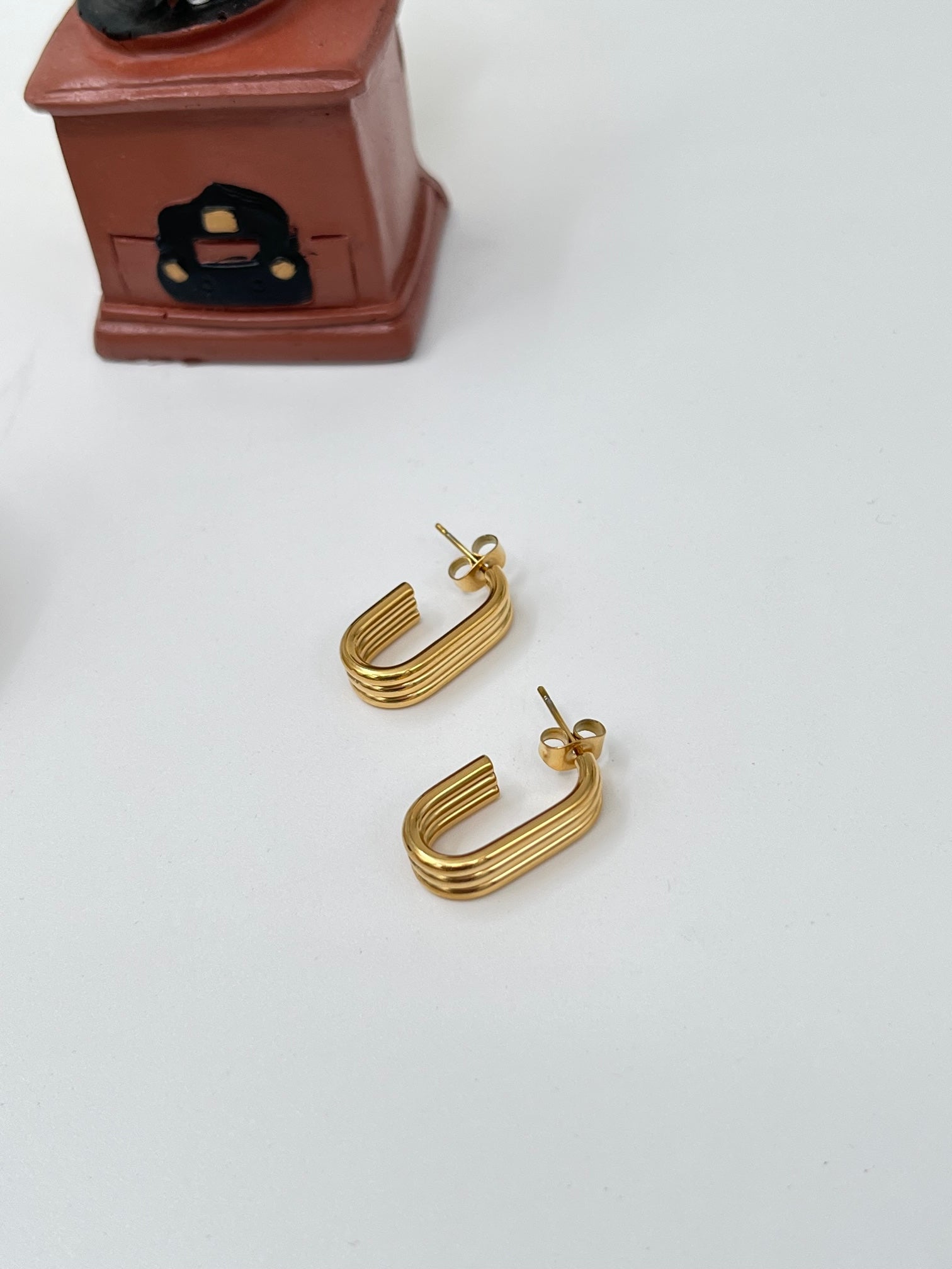 just-lil-things-gold-pin-earrings-jlt12004