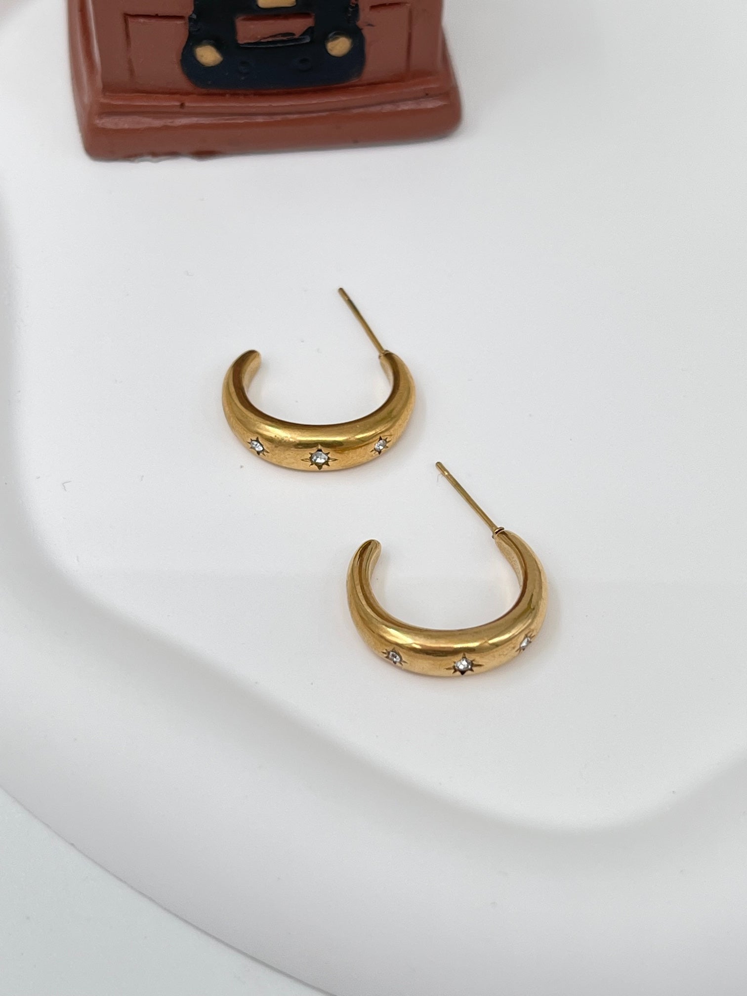 just-lil-things-gold-pin-earrings-jlt12005